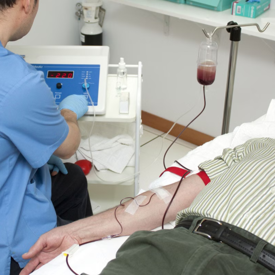 Médico ajustando equipo de transfusión de sangre para paciente en hospital