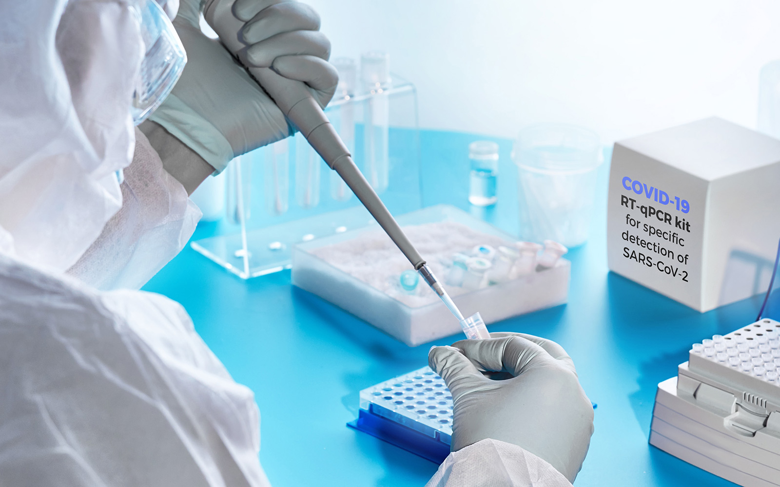 Kit de diagnóstico RT-qPCR para COVID-19, mostrando reactivos y componentes necesarios para la detección específica del ARN del SARS-CoV-2 en muestras humanas.